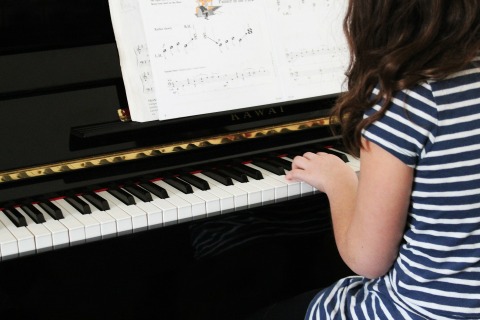 online-piano-leren-spelen-voor-beginners-met-een-boek